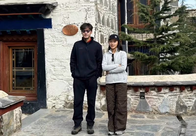 偶遇胡歌夫婦西藏公益行,與女粉合影被盯到害羞,黃曦寧夫唱婦隨