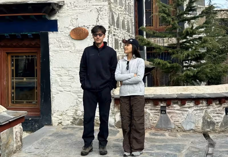 偶遇胡歌夫婦西藏公益行,與女粉合影被盯到害羞,黃曦寧夫唱婦隨