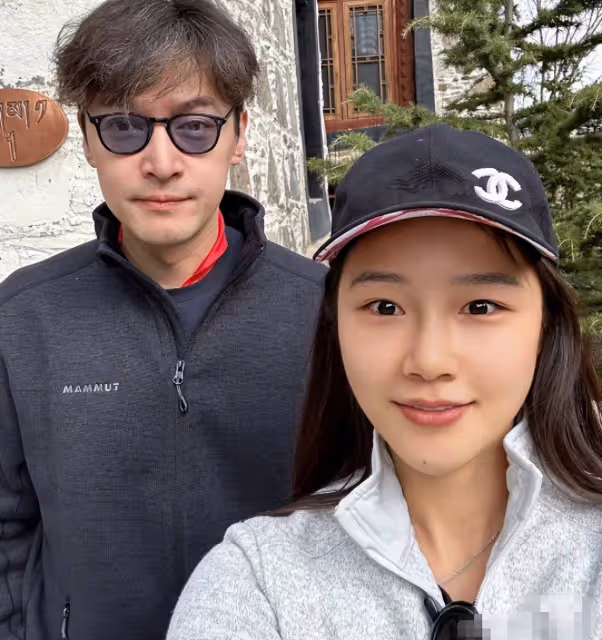 偶遇胡歌夫婦西藏公益行,與女粉合影被盯到害羞,黃曦寧夫唱婦隨