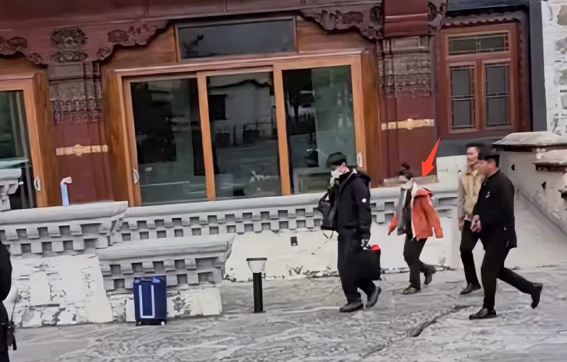 偶遇胡歌夫婦西藏公益行,與女粉合影被盯到害羞,黃曦寧夫唱婦隨