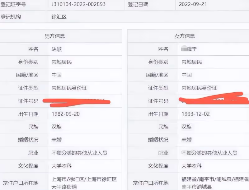 偶遇胡歌夫婦西藏公益行,與女粉合影被盯到害羞,黃曦寧夫唱婦隨