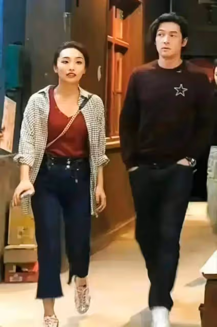 偶遇胡歌夫婦西藏公益行,與女粉合影被盯到害羞,黃曦寧夫唱婦隨