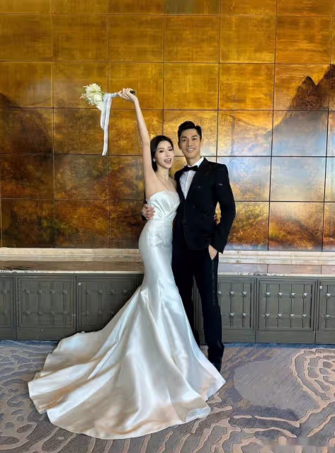 香港帥氣男星關楚耀獲新婚妻子慶生,收心儀大禮興奮的像孩子