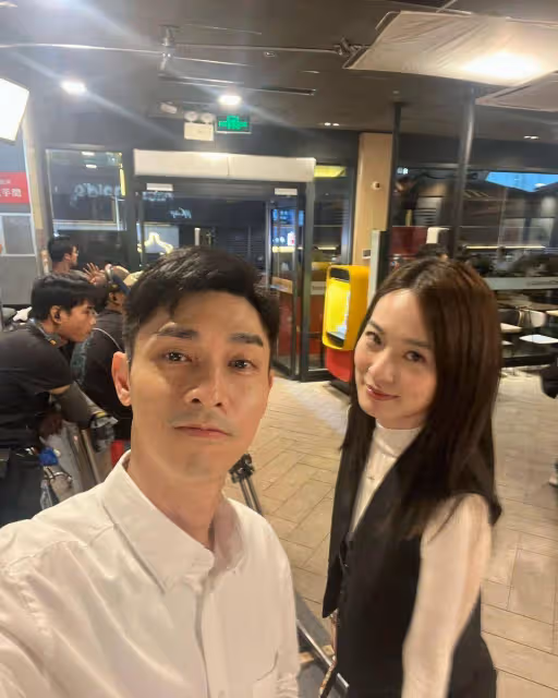 香港帥氣男星關楚耀獲新婚妻子慶生,收心儀大禮興奮的像孩子