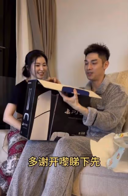 香港帥氣男星關楚耀獲新婚妻子慶生,收心儀大禮興奮的像孩子