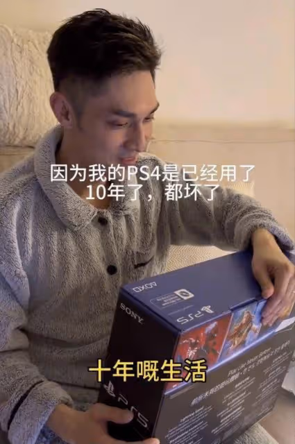 香港帥氣男星關楚耀獲新婚妻子慶生,收心儀大禮興奮的像孩子