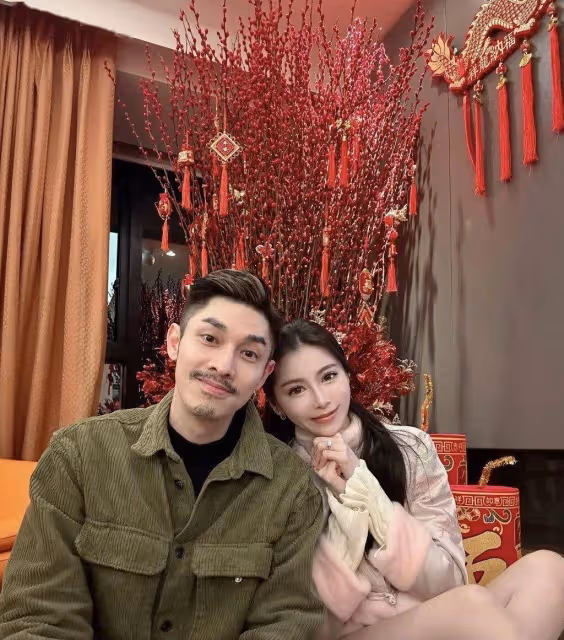 香港帥氣男星關楚耀獲新婚妻子慶生,收心儀大禮興奮的像孩子