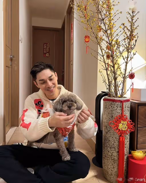 香港帥氣男星關楚耀獲新婚妻子慶生,收心儀大禮興奮的像孩子