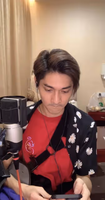 香港帥氣男星關楚耀獲新婚妻子慶生,收心儀大禮興奮的像孩子