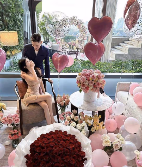 香港帥氣男星關楚耀獲新婚妻子慶生,收心儀大禮興奮的像孩子