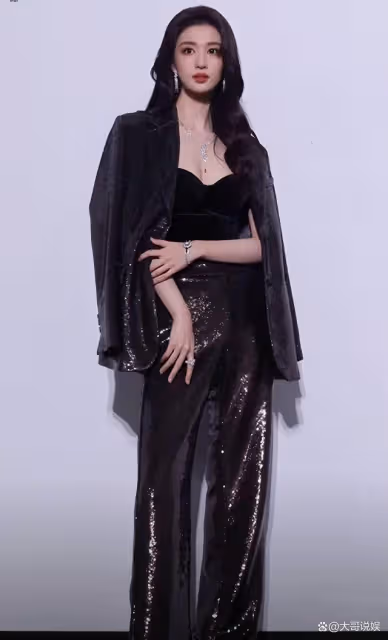 王楚然似乎真的很有范兒,主要是黑長直,而且個子高