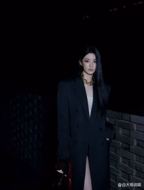王楚然似乎真的很有范兒,主要是黑長直,而且個子高