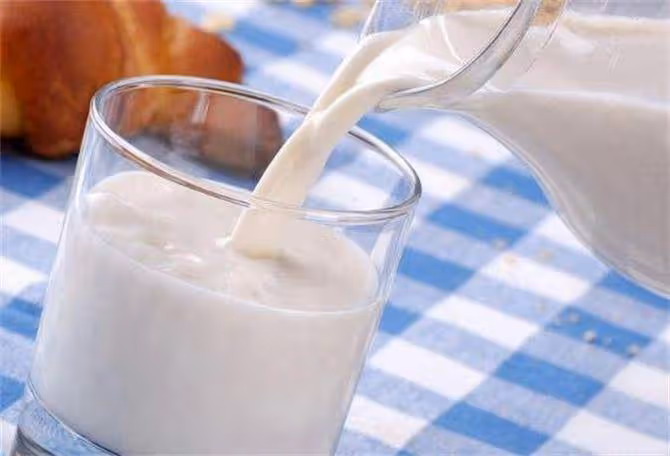 牛乳和鮮牛奶有什麼區別?小孩長期喝鮮牛奶好嗎?看完漲知識