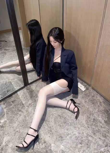 高跟白絲弔帶襪,性感誘惑無法抗拒!