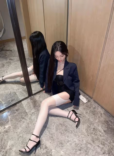 高跟白絲弔帶襪,性感誘惑無法抗拒!