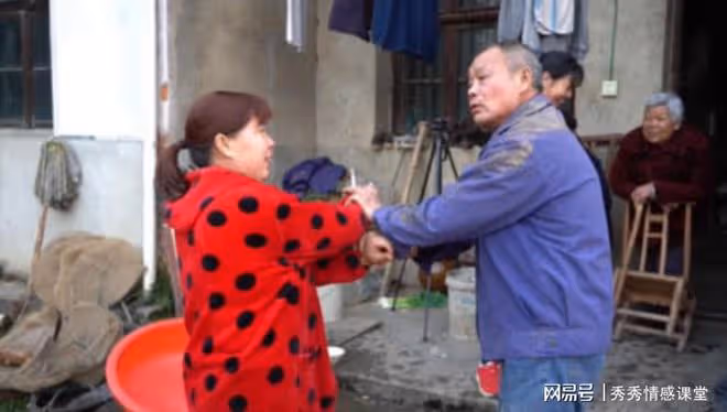 當年母親去三嬸家借糧空手而歸，如今三嬸找我借錢，要借嗎？
