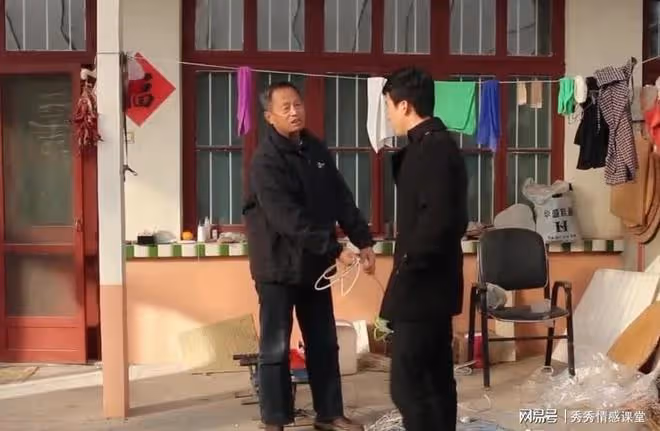 當年母親去三嬸家借糧空手而歸，如今三嬸找我借錢，要借嗎？