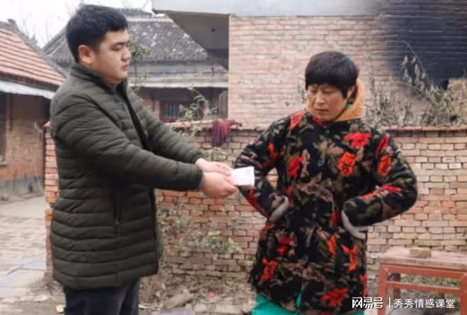 當年母親去三嬸家借糧空手而歸，如今三嬸找我借錢，要借嗎？