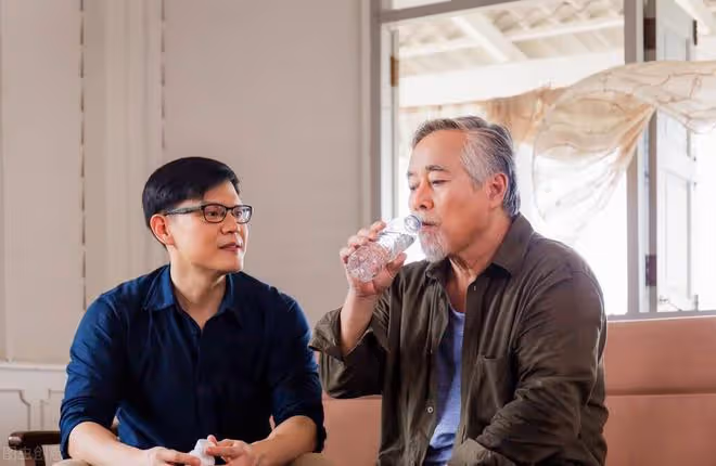 人過50才會發現,無論是窮人還是富人,人生的後半場拼的都是孩子