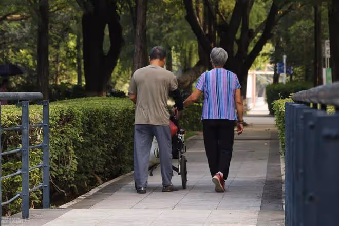 人過50才會發現,無論是窮人還是富人,人生的後半場拼的都是孩子