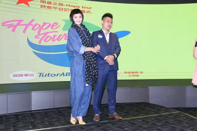 蕭淑慎這麼大歲數身材卻沒縮水,穿上鏡面抹胸裙後,更妖媚了