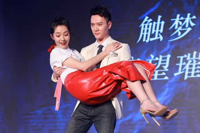 郭碧婷被馮紹峰公主抱的時候真嬌羞,眉頭緊皺的樣子,還挺可愛的