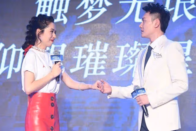 郭碧婷被馮紹峰公主抱的時候真嬌羞,眉頭緊皺的樣子,還挺可愛的
