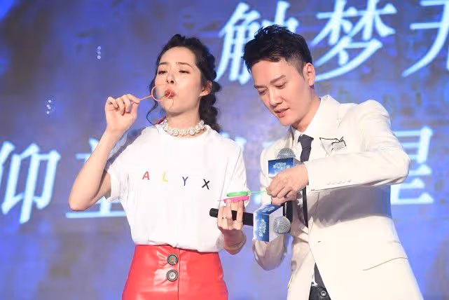 郭碧婷被馮紹峰公主抱的時候真嬌羞,眉頭緊皺的樣子,還挺可愛的