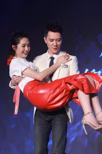 郭碧婷被馮紹峰公主抱的時候真嬌羞,眉頭緊皺的樣子,還挺可愛的