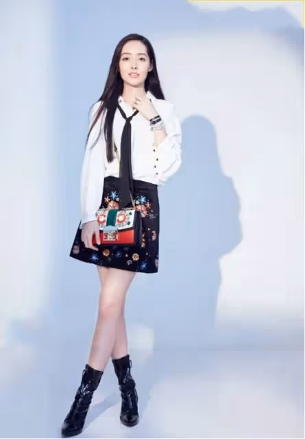 郭碧婷被馮紹峰公主抱的時候真嬌羞,眉頭緊皺的樣子,還挺可愛的
