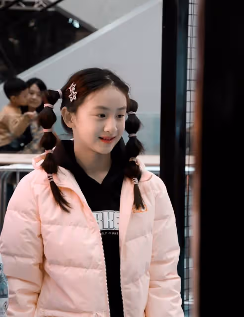 田亮的女兒長得真像復刻版,扎雙馬尾顯俏皮,真是滿滿的青春感