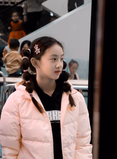 田亮的女兒長得真像復刻版,扎雙馬尾顯俏皮,真是滿滿的青春感