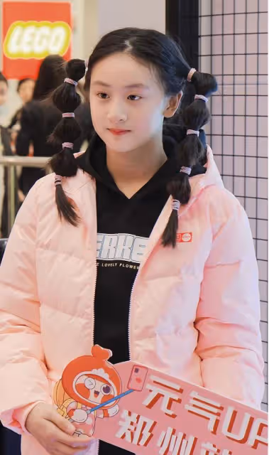 田亮的女兒長得真像復刻版,扎雙馬尾顯俏皮,真是滿滿的青春感