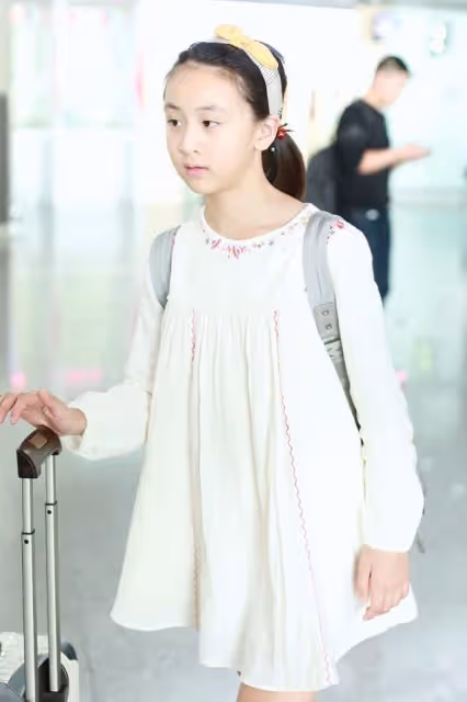 田亮的女兒長得真像復刻版,扎雙馬尾顯俏皮,真是滿滿的青春感