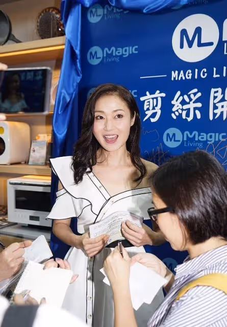 萬綺雯真是美到人心坎里了,穿裙子還露出一半肩膀,真挺美的