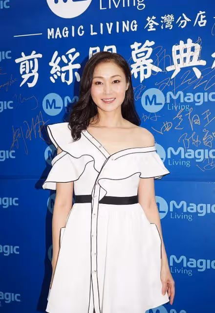 萬綺雯真是美到人心坎里了,穿裙子還露出一半肩膀,真挺美的