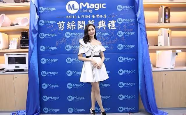 萬綺雯真是美到人心坎里了,穿裙子還露出一半肩膀,真挺美的