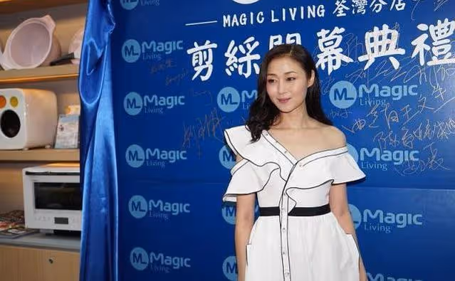 萬綺雯真是美到人心坎里了,穿裙子還露出一半肩膀,真挺美的