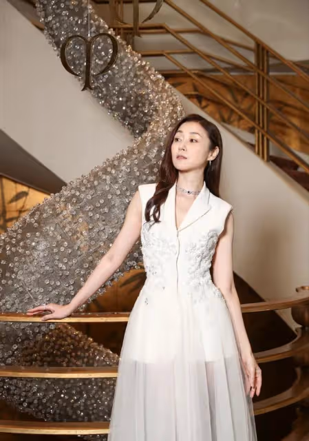 萬綺雯真是美到人心坎里了,穿裙子還露出一半肩膀,真挺美的