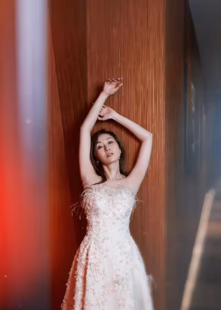 萬綺雯真是美到人心坎里了,穿裙子還露出一半肩膀,真挺美的