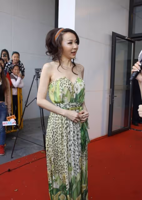 蕭薔身材保養的真好,雖然五官有點不自然,但狀態不輸小姑娘