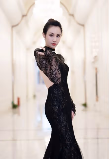 楊雪的氣質真挺好的,就算穿一身老掉牙的服裝,依舊很搶鏡