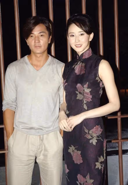 胡靜真挺愛她的富豪老公的,穿一身闊太裝為老公擦汗,樣子真文靜