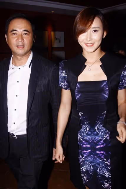 胡靜真挺愛她的富豪老公的,穿一身闊太裝為老公擦汗,樣子真文靜