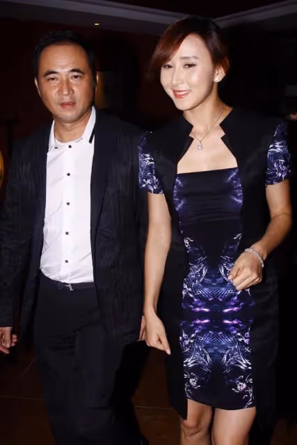 胡靜真挺愛她的富豪老公的,穿一身闊太裝為老公擦汗,樣子真文靜