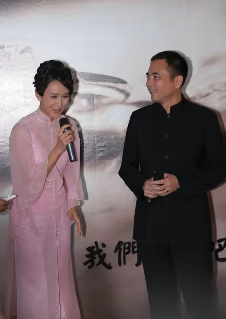 胡靜真挺愛她的富豪老公的,穿一身闊太裝為老公擦汗,樣子真文靜