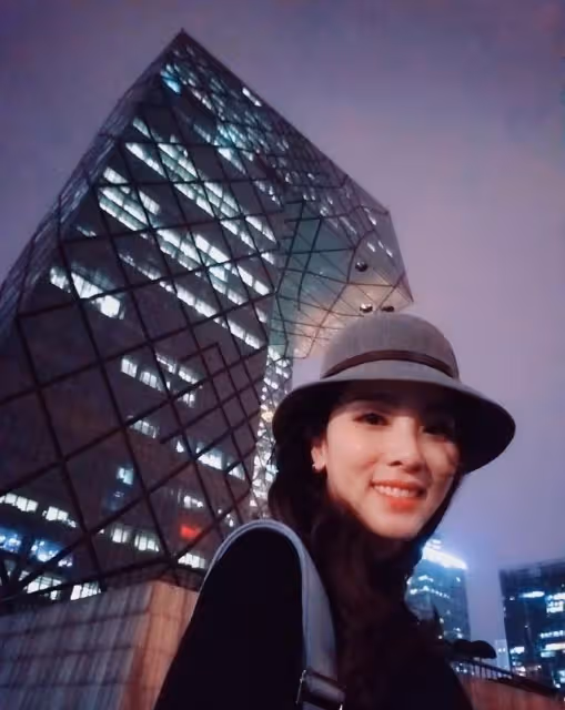 李思思把時尚玩透了，不僅衣品好還注意細節，真是走在時尚的前沿