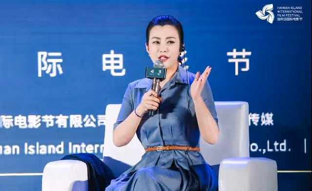 郝蕾的時尚讓人難理解，一身老掉牙的裙子配紅絲襪，太惹眼了