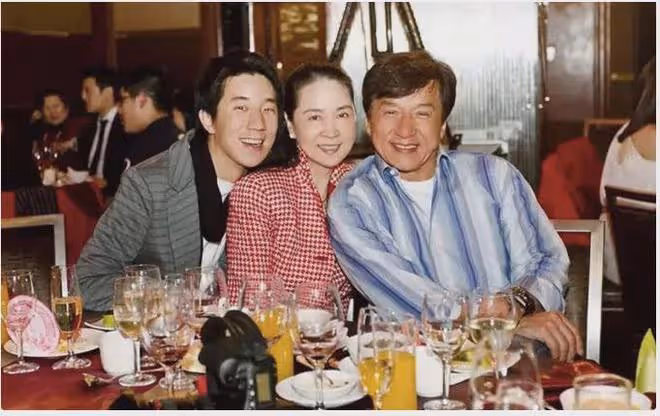 70歲成龍：身家25億還在拍打戲，財產留給兒子，女兒一分沒有