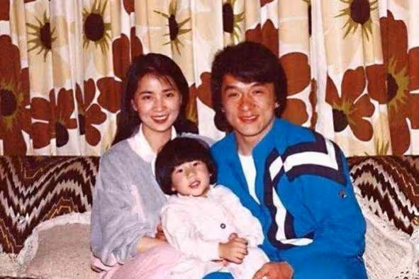 70歲成龍：身家25億還在拍打戲，財產留給兒子，女兒一分沒有